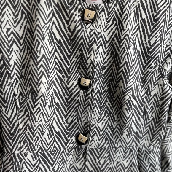 Cabi Peacoat Jacket Sz XS Zig Zag Ponte Knit style #3034 Zebra EUC Artsy Buttons - Picture 4 of 16